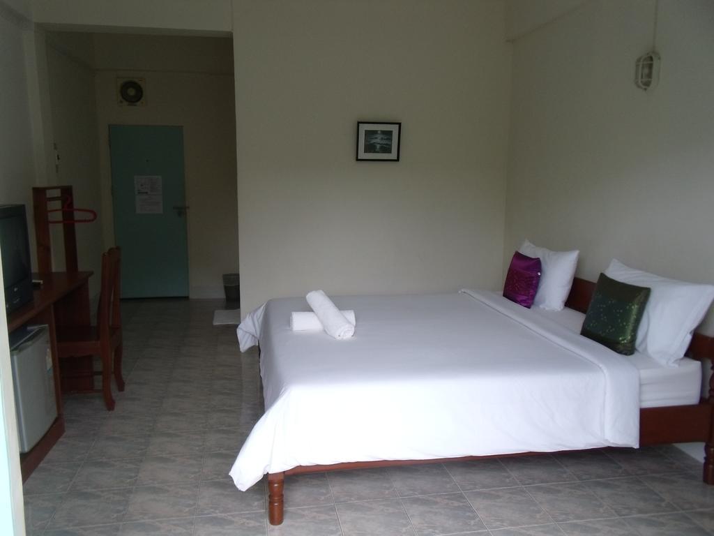 Albatross Guesthouse @ Thungwualaen Beach Pathiu Exterior foto
