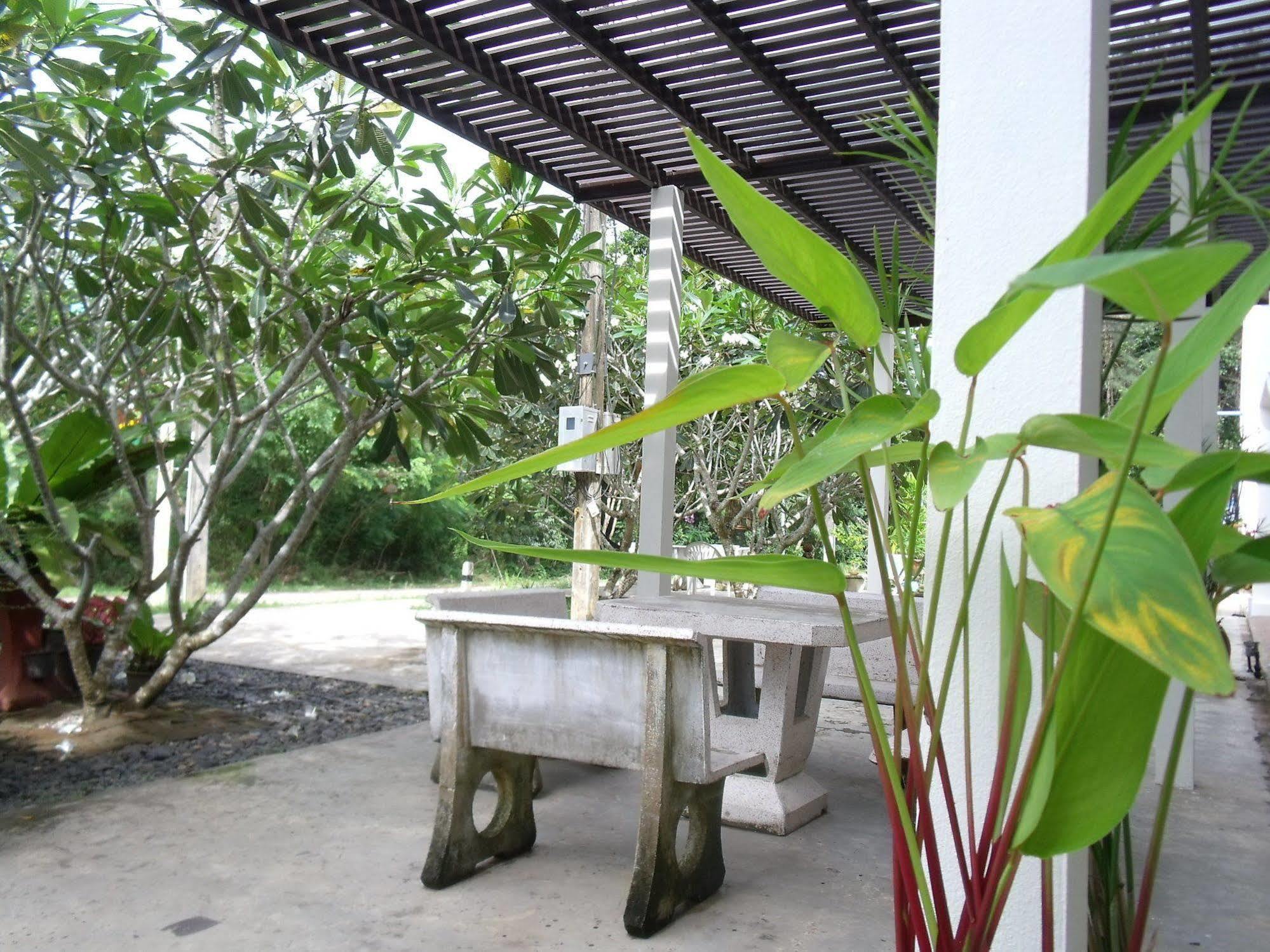 Albatross Guesthouse @ Thungwualaen Beach Pathiu Exterior foto